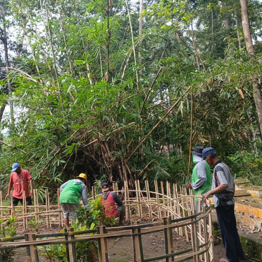 Bersih dan menganti pagar bambu makam leluhur desa kebonsari